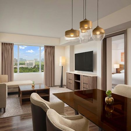Sheraton Hyderabad Hotel מראה חיצוני תמונה