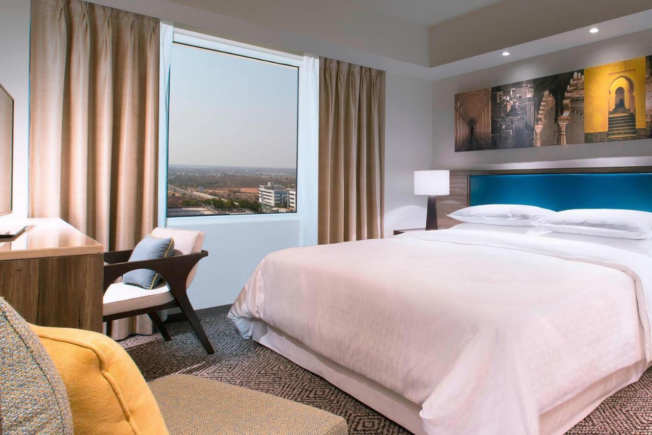 Sheraton Hyderabad Hotel מראה חיצוני תמונה