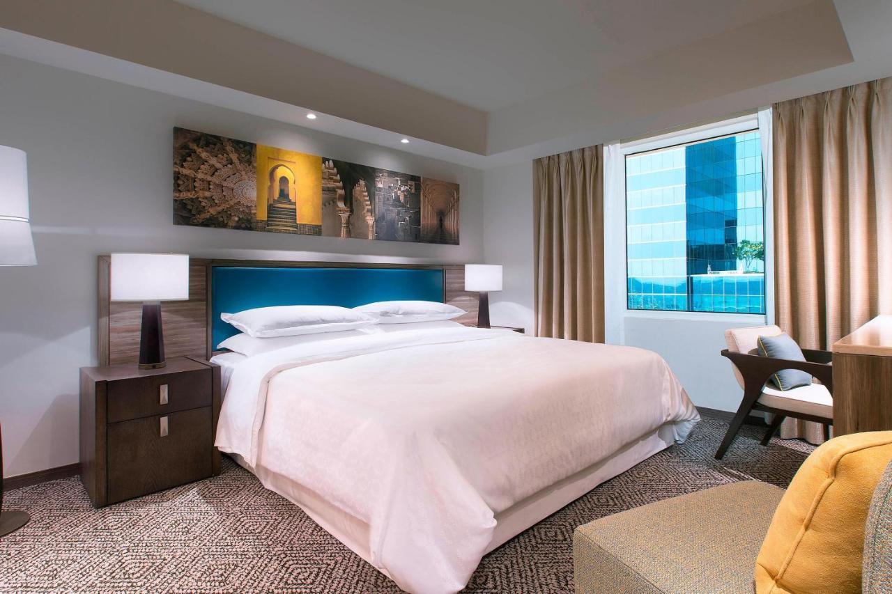 Sheraton Hyderabad Hotel מראה חיצוני תמונה