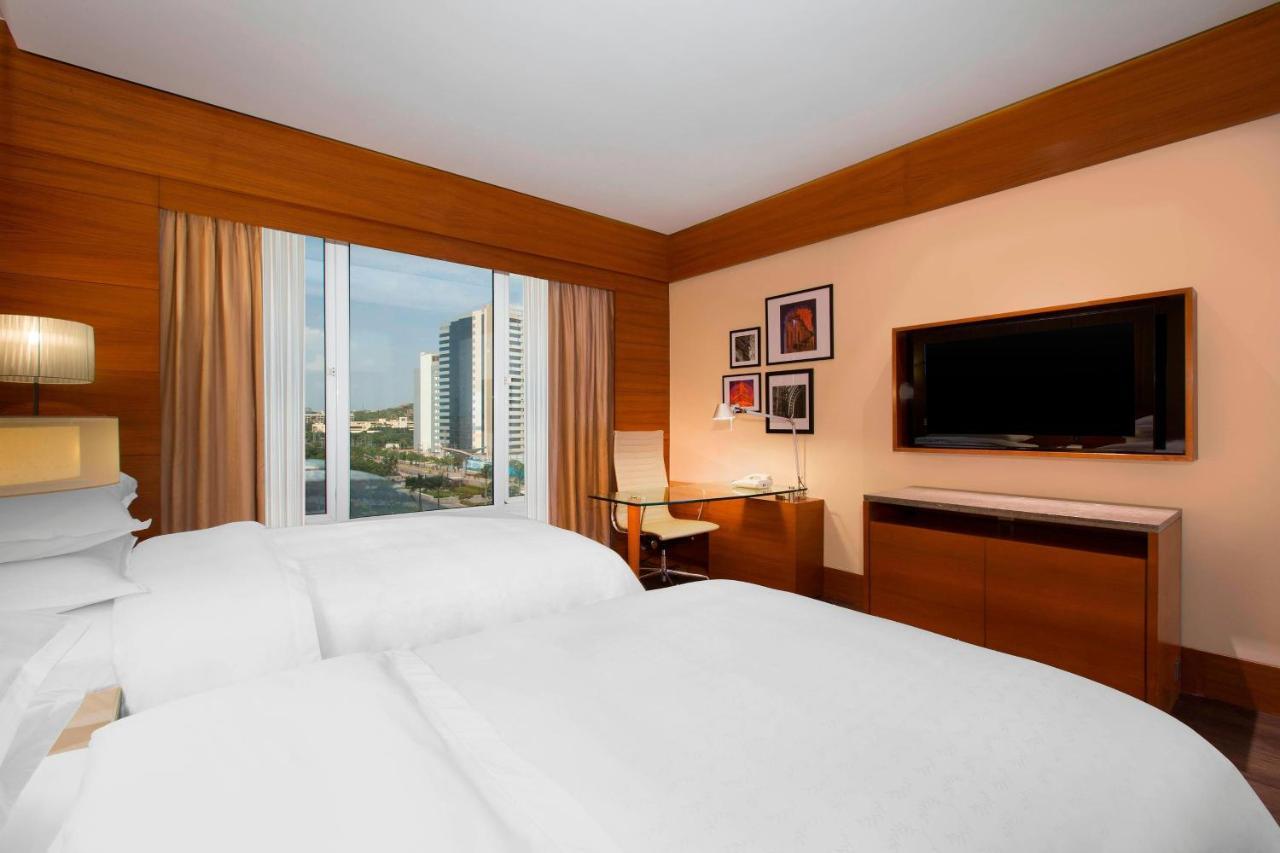 Sheraton Hyderabad Hotel מראה חיצוני תמונה