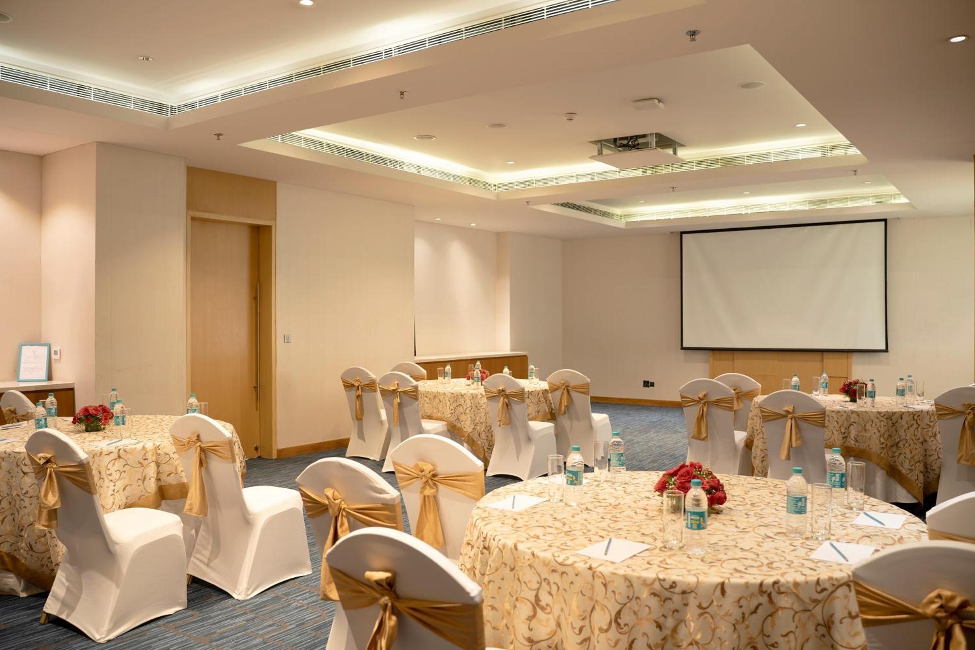 Sheraton Hyderabad Hotel מראה חיצוני תמונה