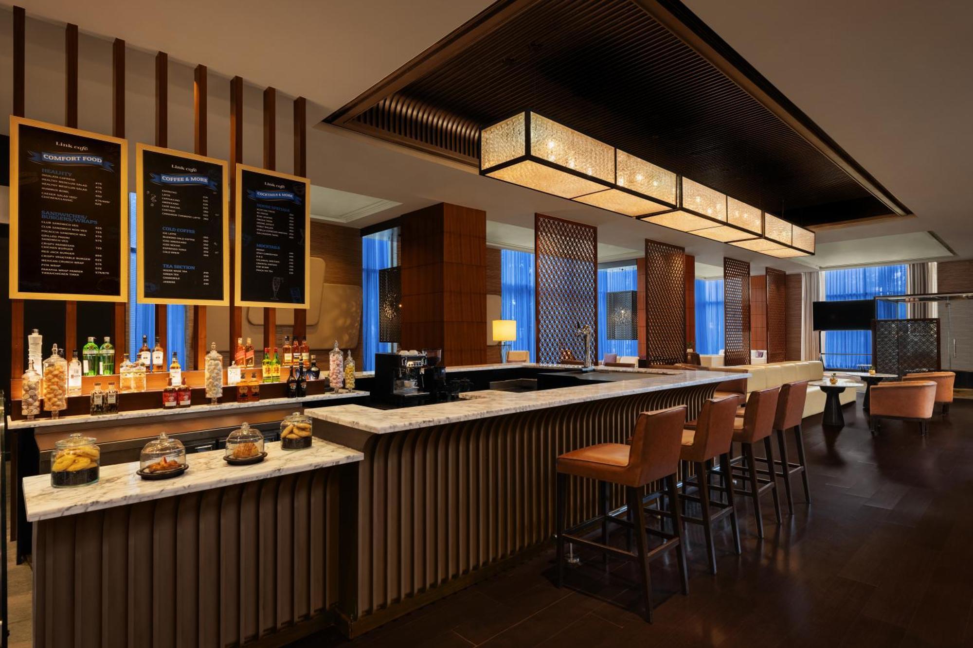 Sheraton Hyderabad Hotel מראה חיצוני תמונה